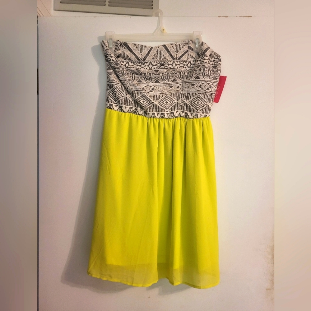New With tags- size Large Xhilaration strapless dress